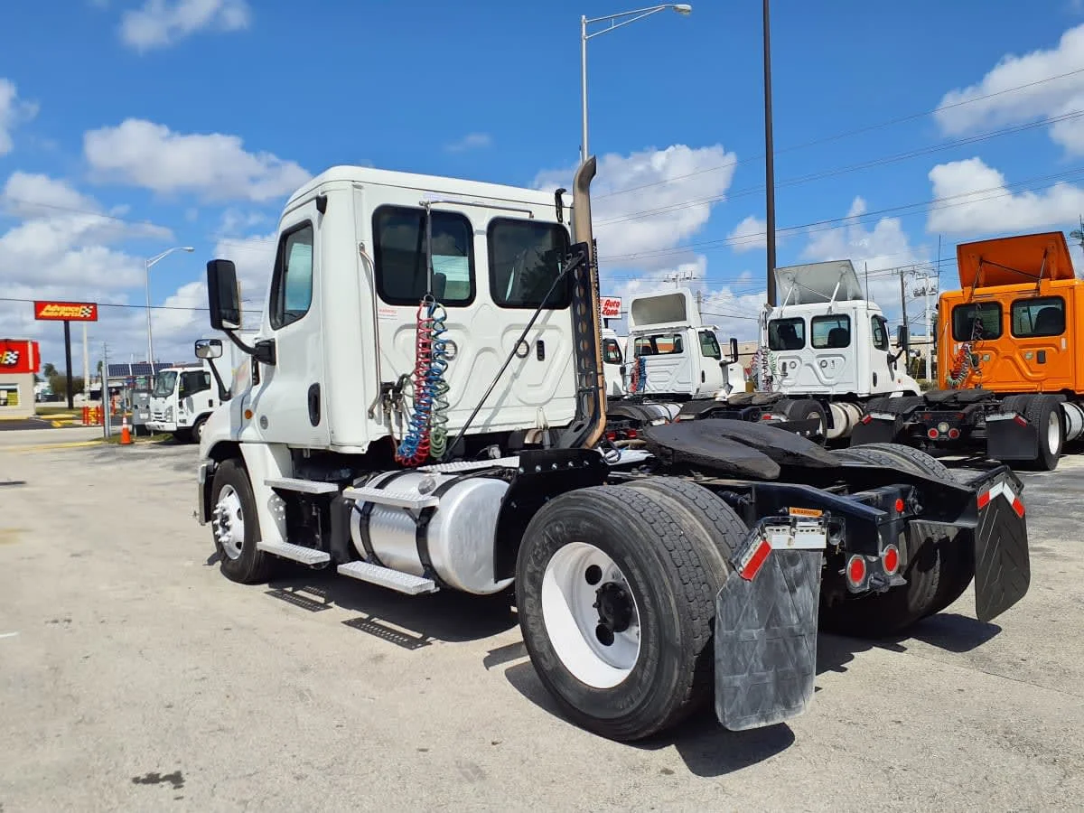 2019 Freightliner Cascadia in Miami, FL — photo 6
