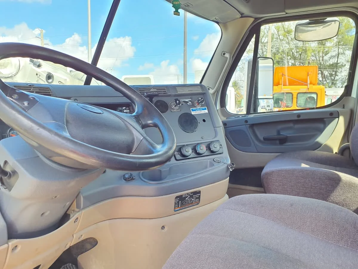 2019 Freightliner Cascadia in Miami, FL — photo 7