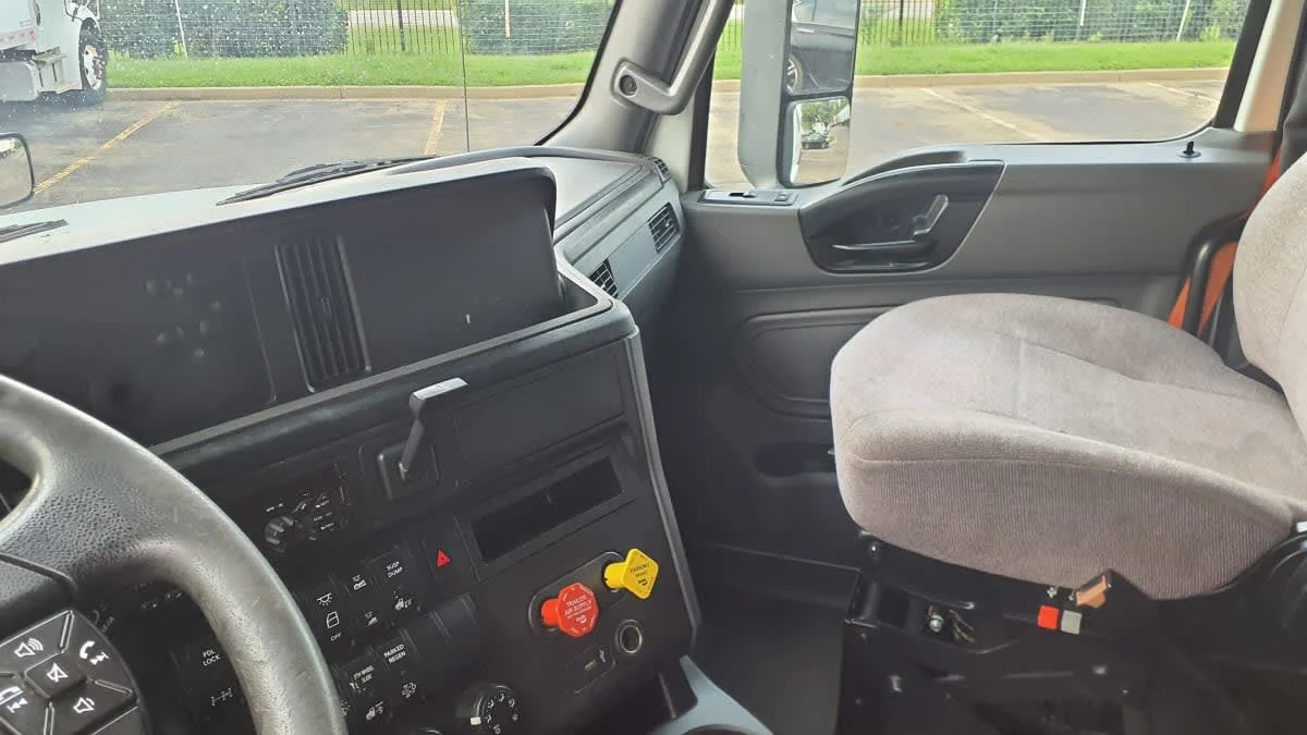 2020 International LT in Bolingbrook, IL — photo 7