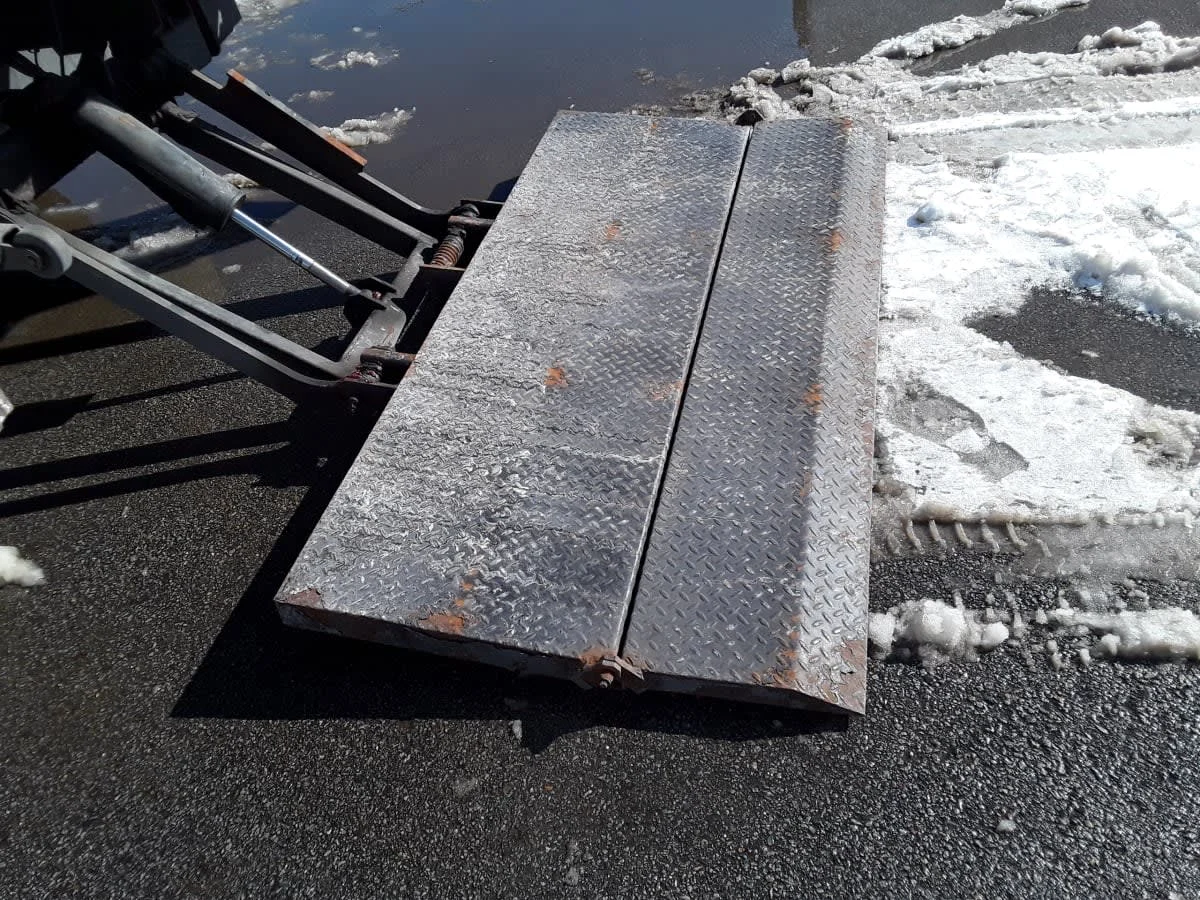 2018 Isuzu NPR - image 13