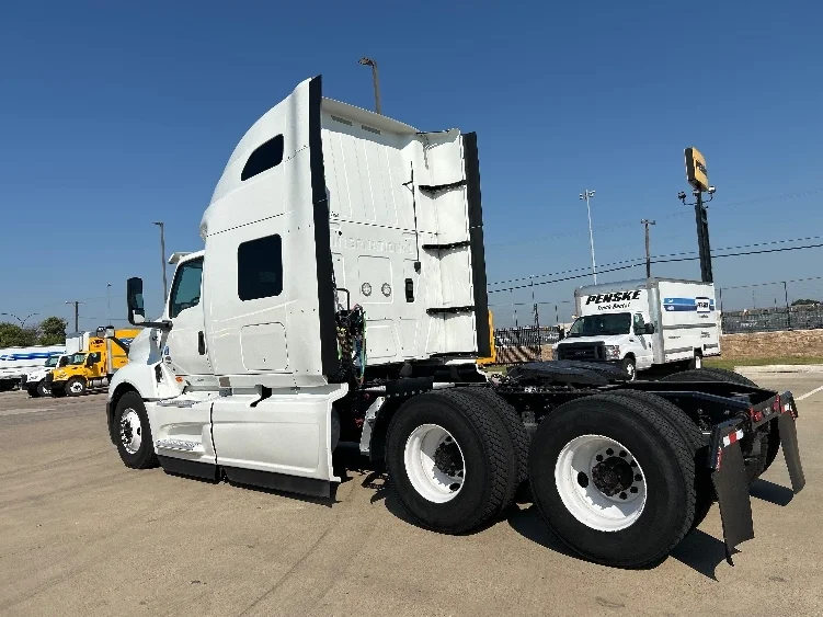 2021 International LT - image 5