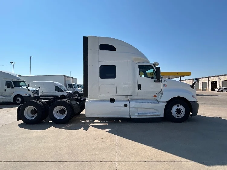 2021 International LT - image 8