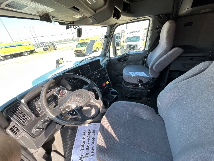 2021 International LT - image 10