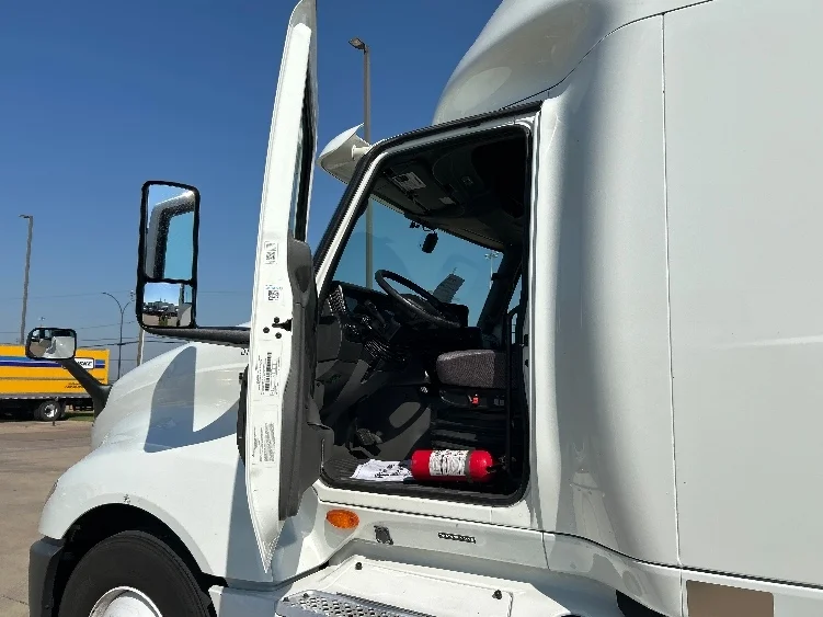 2021 International LT - image 9