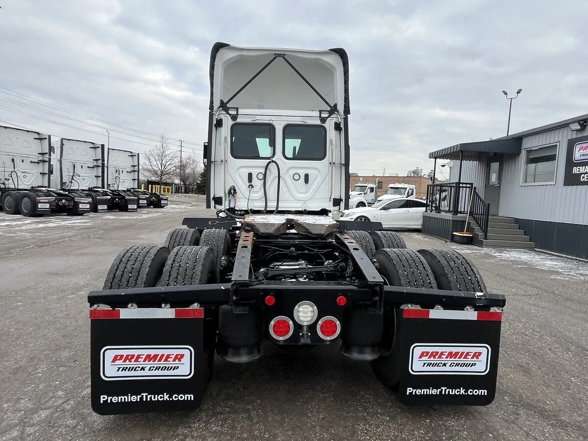 2024 Freightliner eCascadia in Mississauga, ON — photo 8