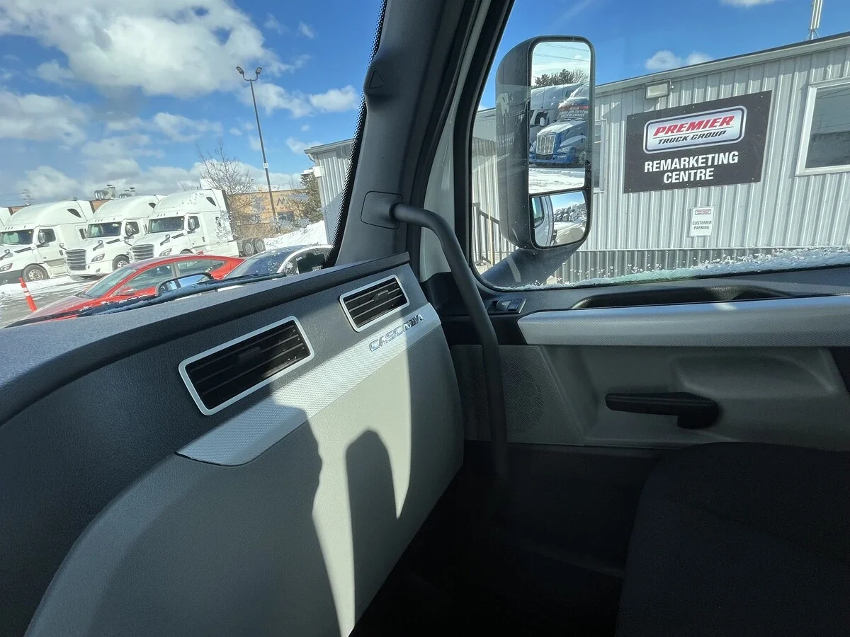 2024 Freightliner eCascadia in Mississauga, ON — photo 35