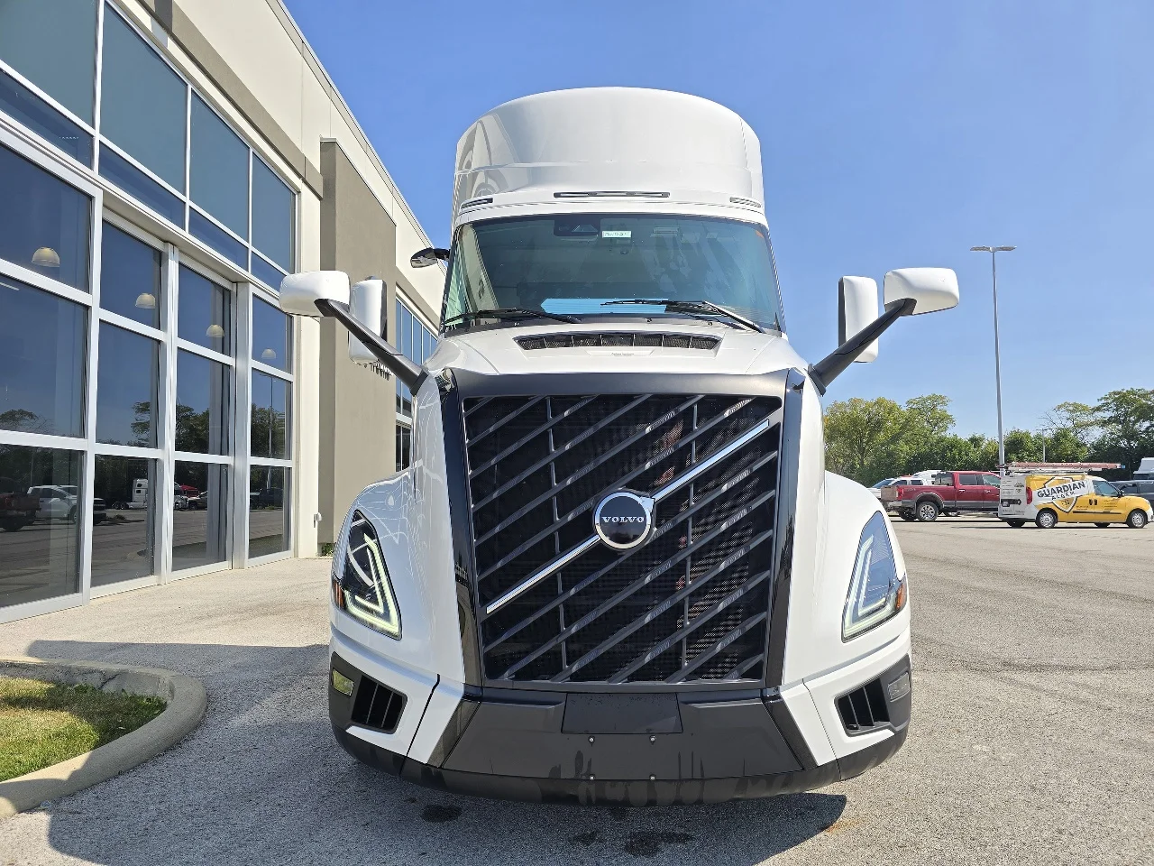 2025 Volvo VNL 300 in Toledo, OH — photo 2