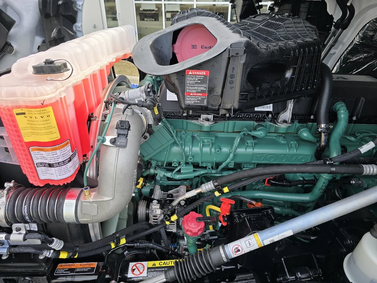 2025 Volvo VNL 300 in Toledo, OH — photo 12