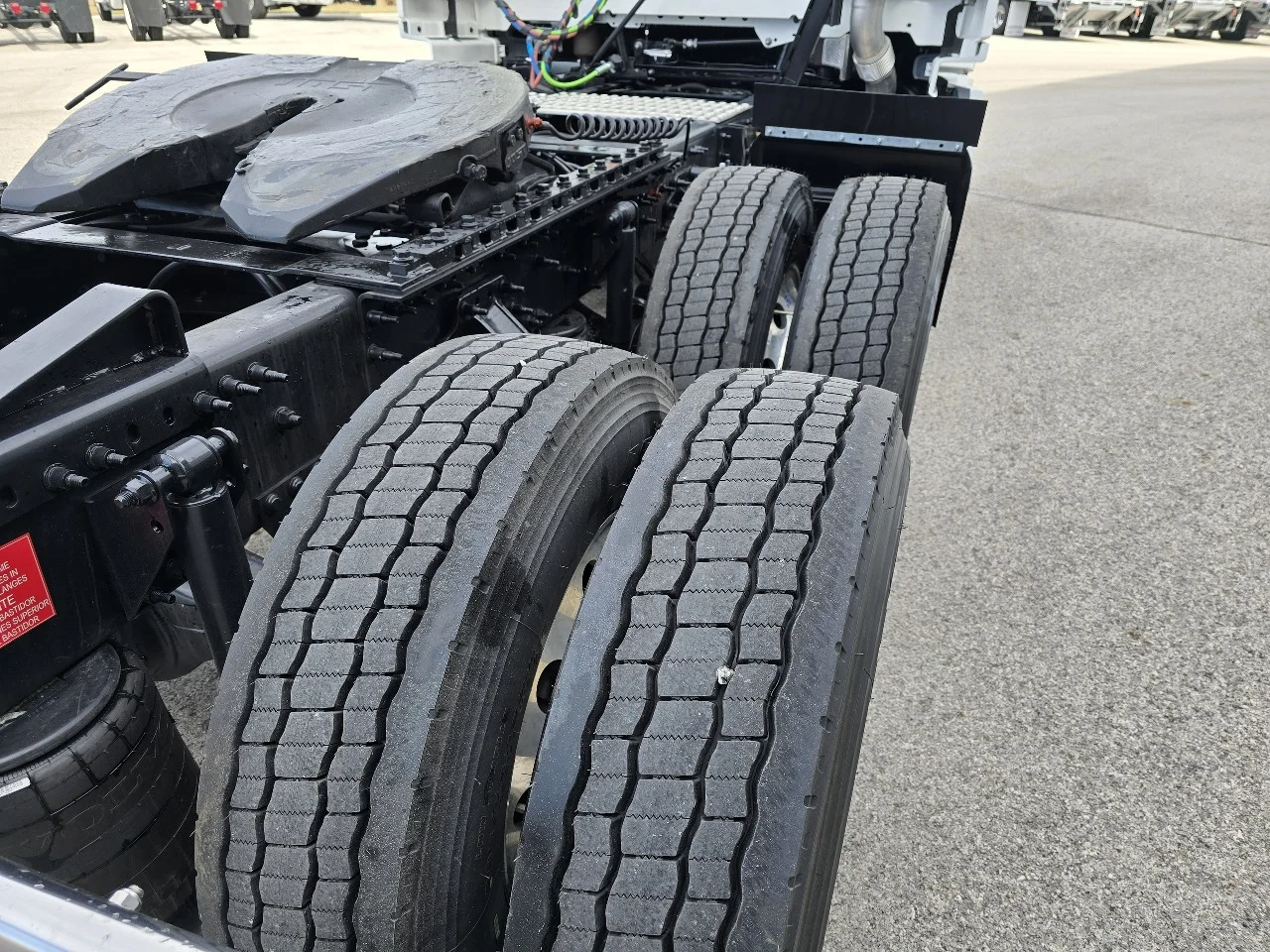 2025 Volvo VNL 300 in Toledo, OH — photo 6