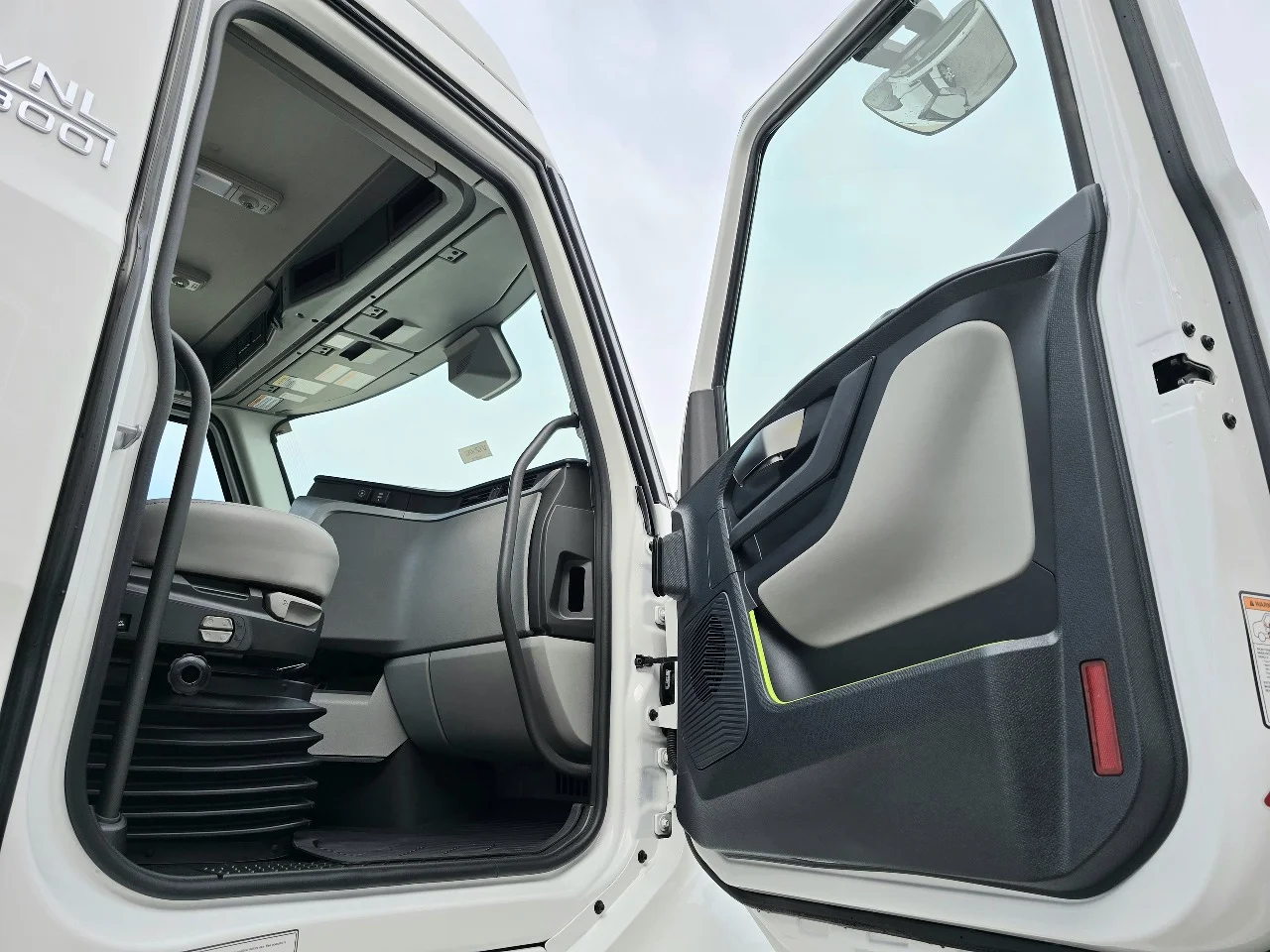2025 Volvo VNL 300 in Toledo, OH — photo 11