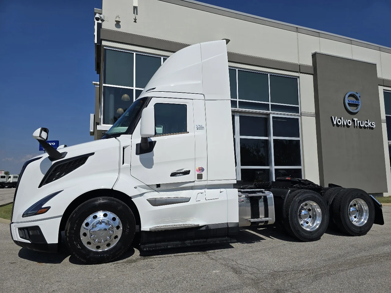 2025 Volvo VNL 300 in Toledo, OH — photo 7