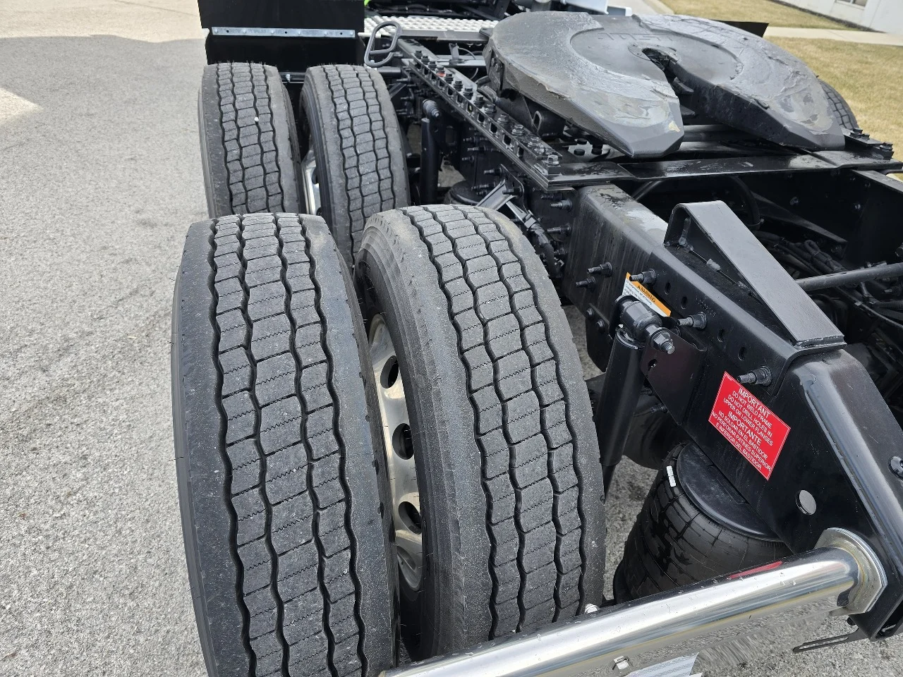 2025 Volvo VNL 300 in Toledo, OH — photo 4