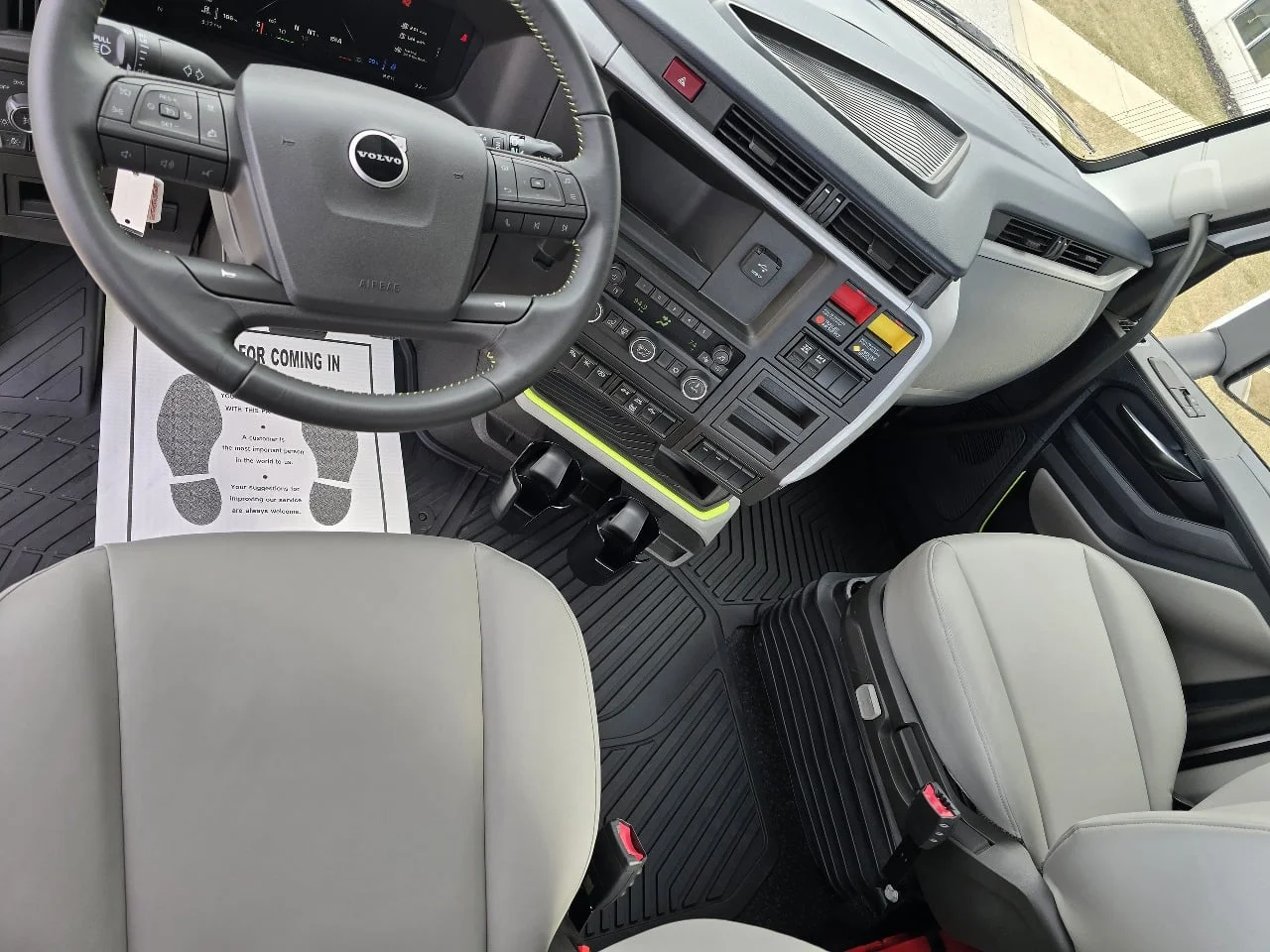 2025 Volvo VNL 300 in Toledo, OH — photo 10