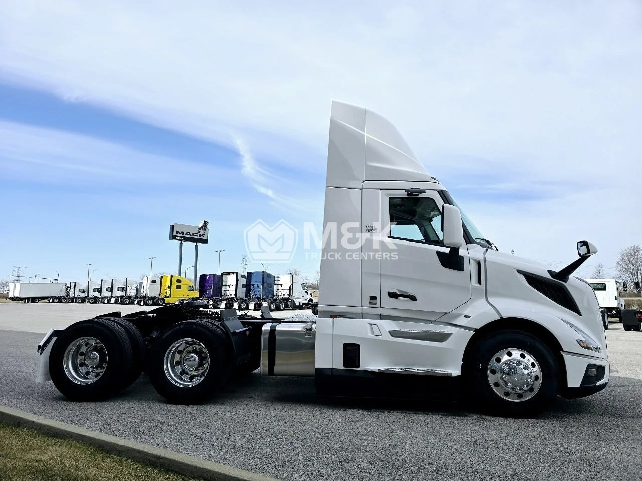 2025 Volvo VNL 300 in Toledo, OH — photo 3