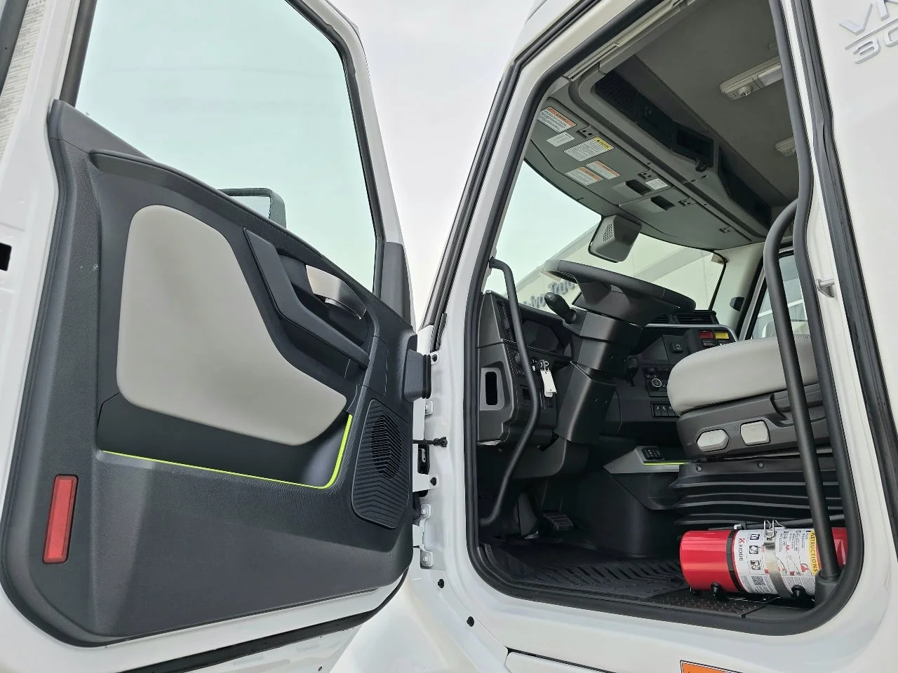 2025 Volvo VNL 300 in Toledo, OH — photo 8