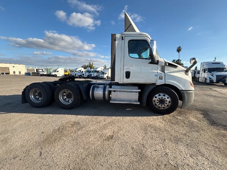 2020 Freightliner Cascadia in Fresno, CA — photo 8