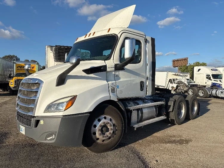 2020 Freightliner Cascadia in Fresno, CA — photo 3