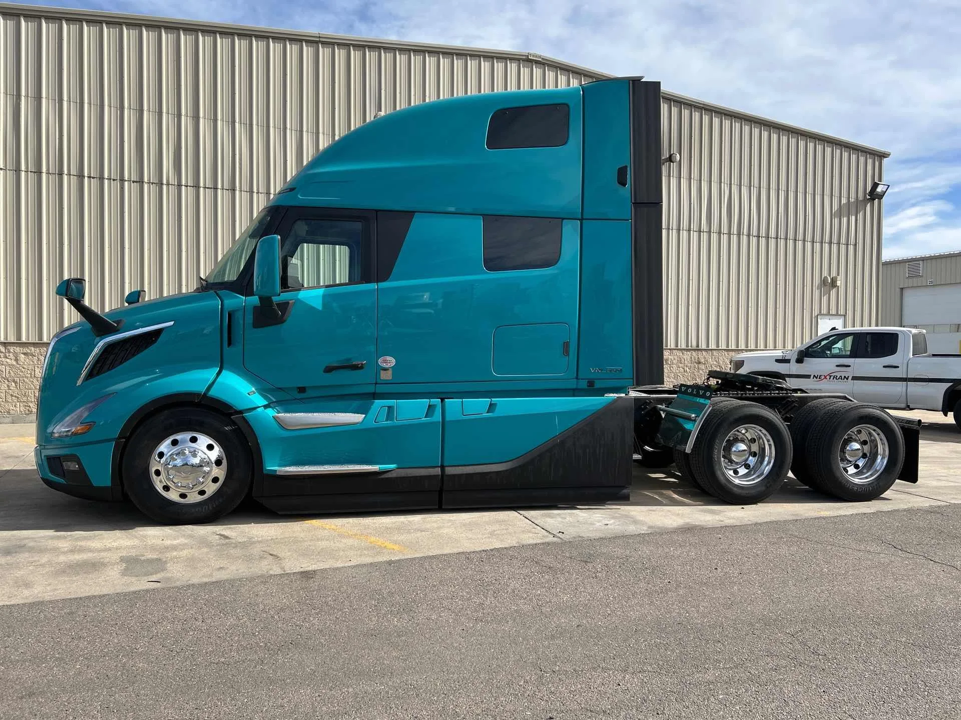 2026 Volvo VNL 860 - image 2