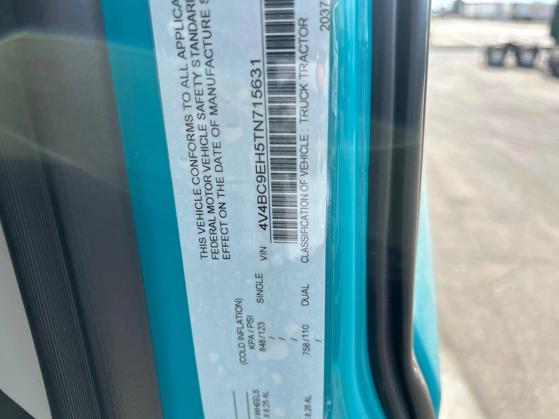 2026 Volvo VNL 860 - image 17