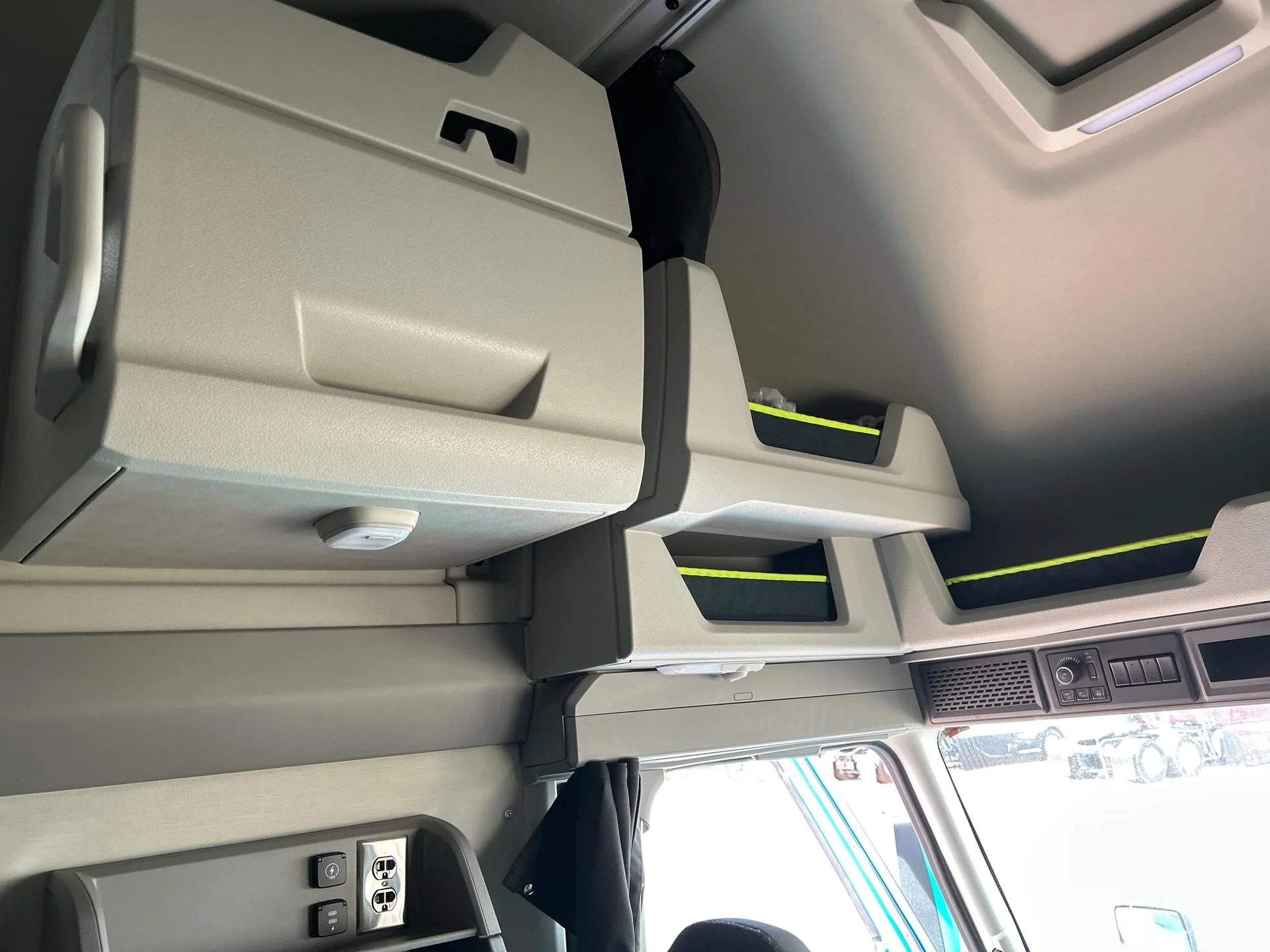 2026 Volvo VNL 860 - image 13