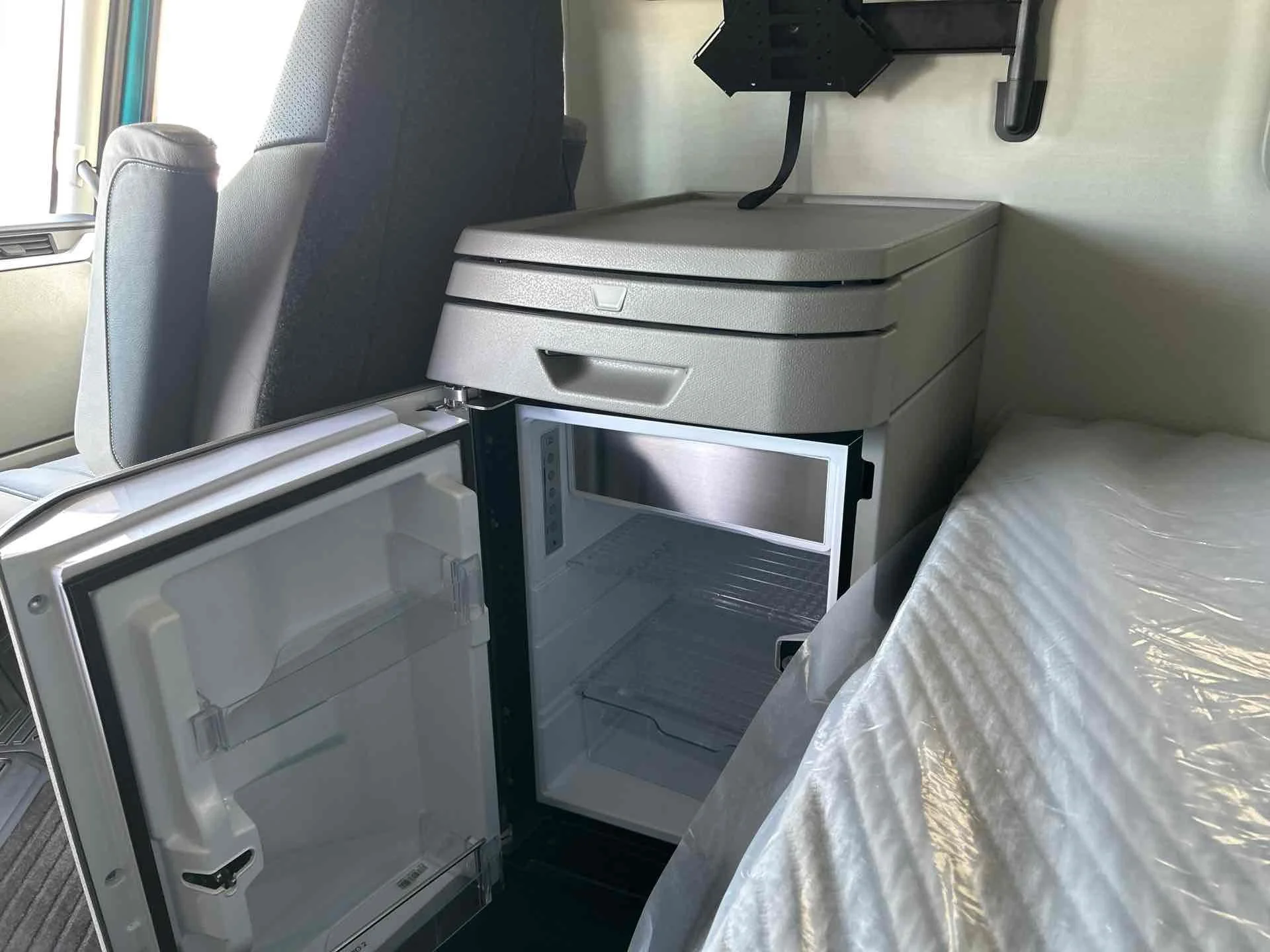 2026 Volvo VNL 860 - image 10