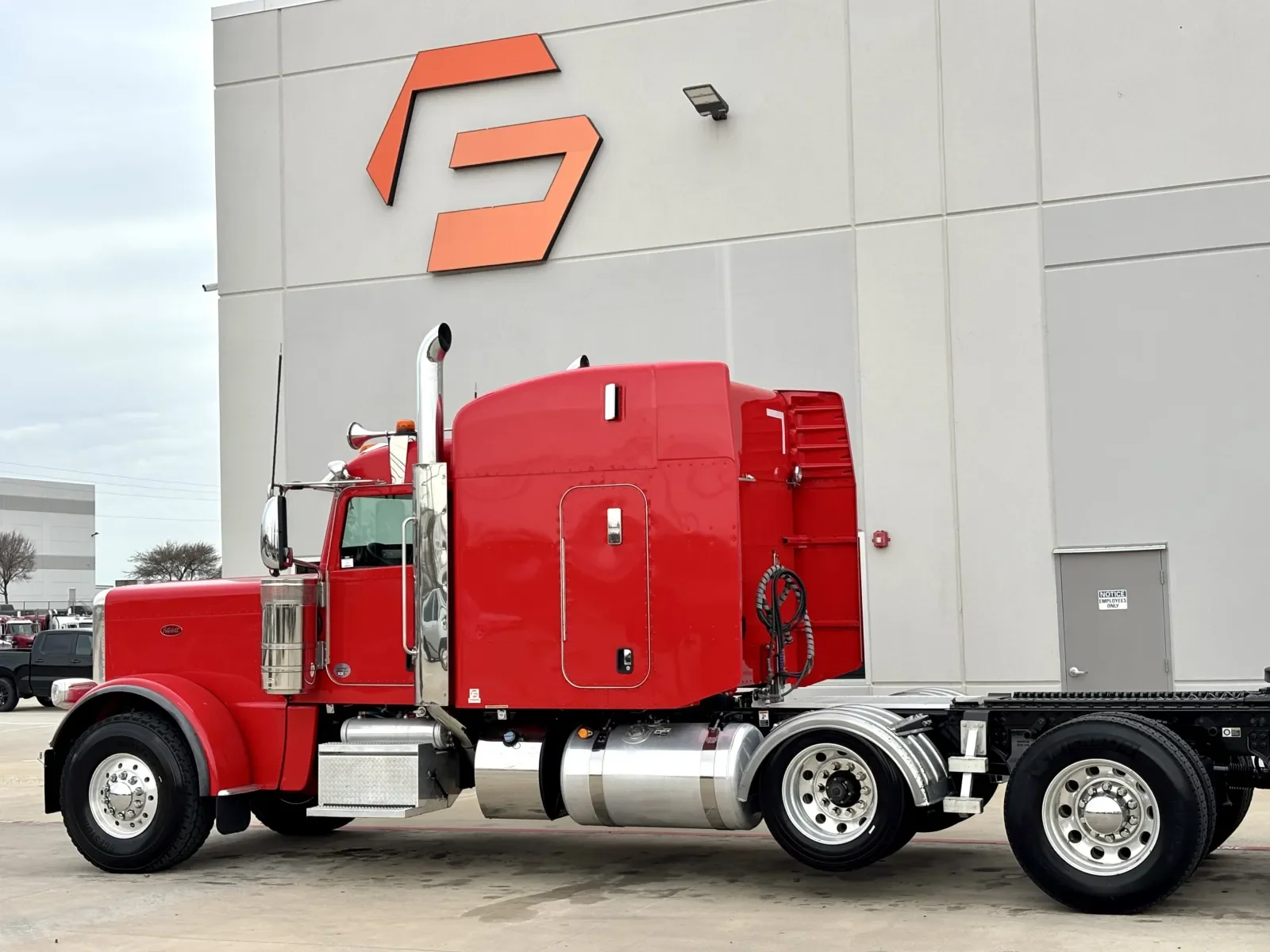 2024 Peterbilt 389 in Hutchins, TX — photo 8