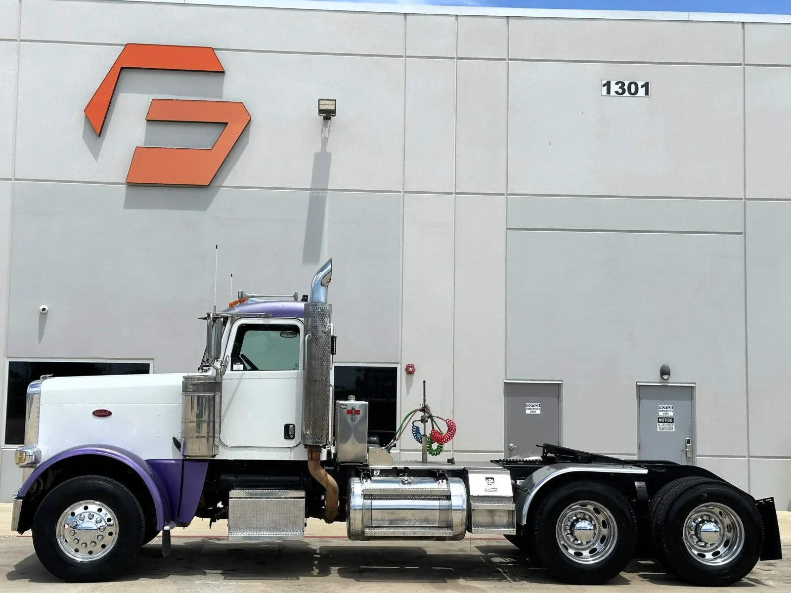 2008 Peterbilt 388 in Hutchins, TX — photo 4
