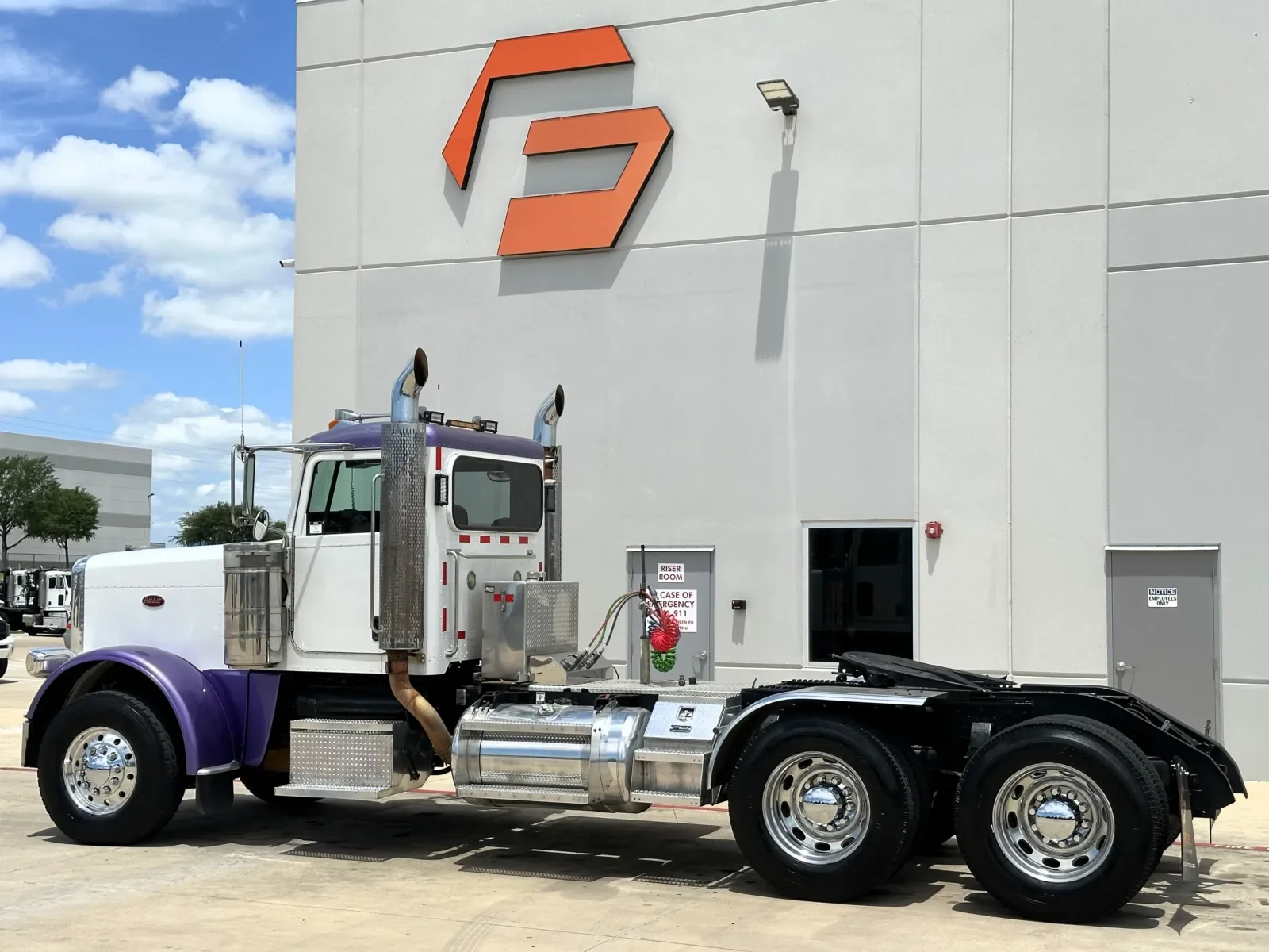 2008 Peterbilt 388 in Hutchins, TX — photo 6