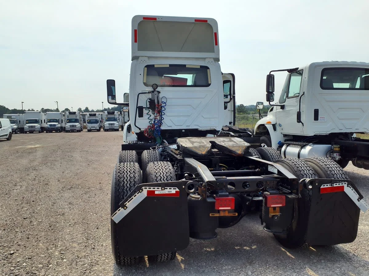 2018 International LT - image 5