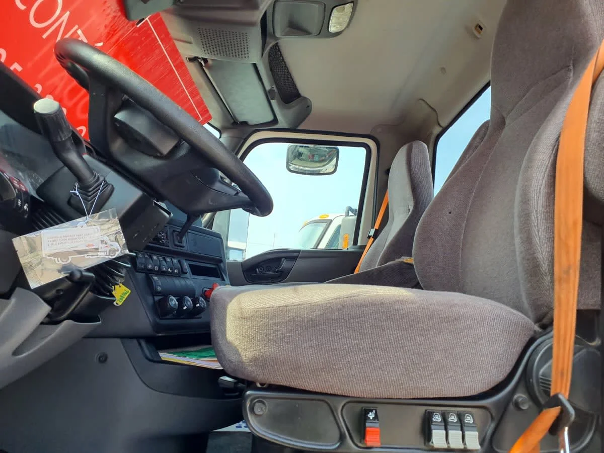 2018 International LT - image 7