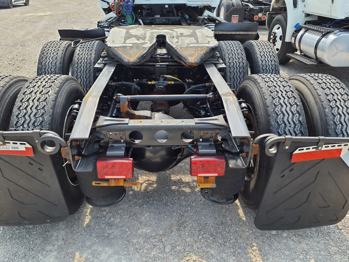 2018 International LT - image 11