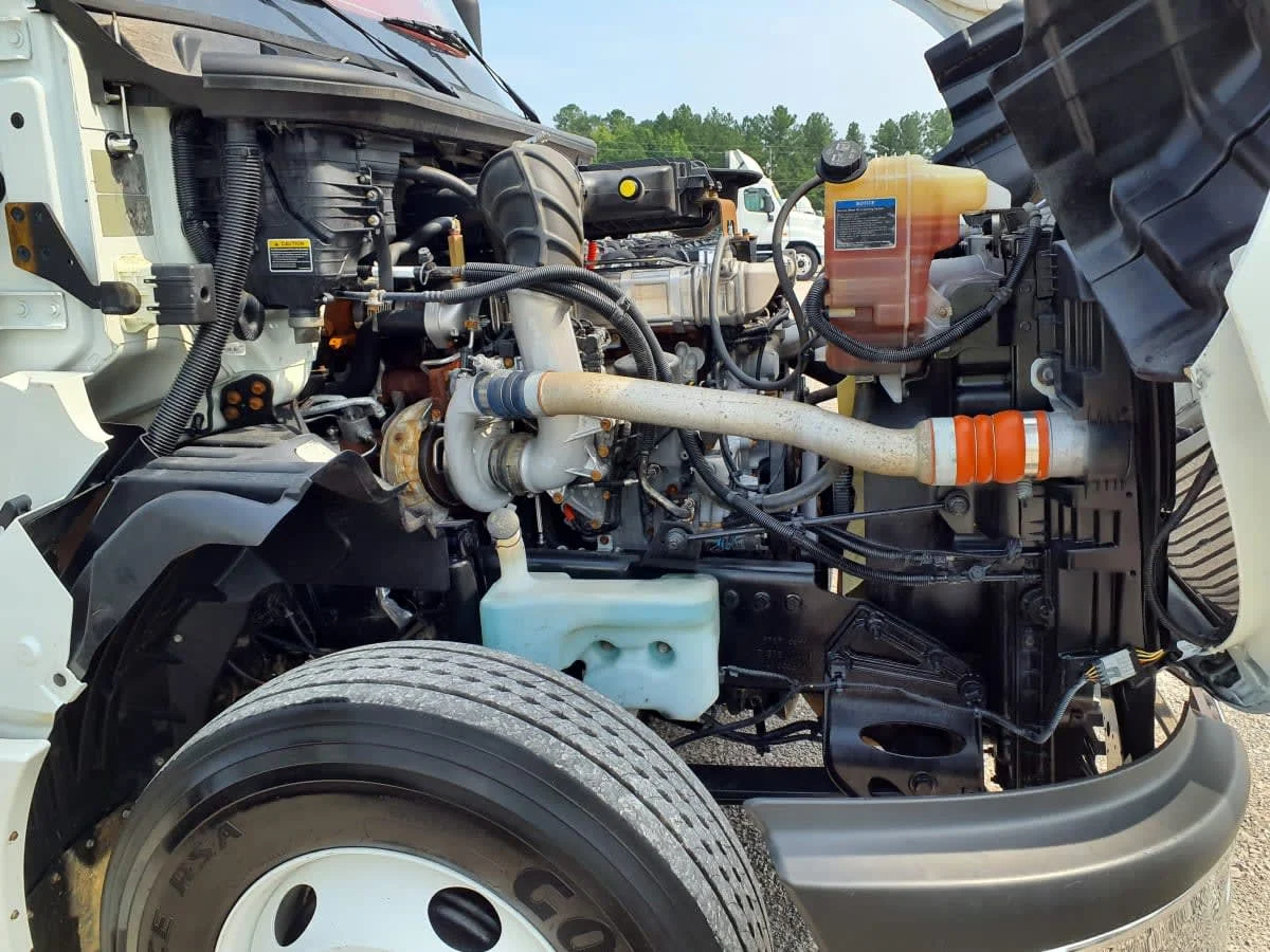 2018 International LT - image 9