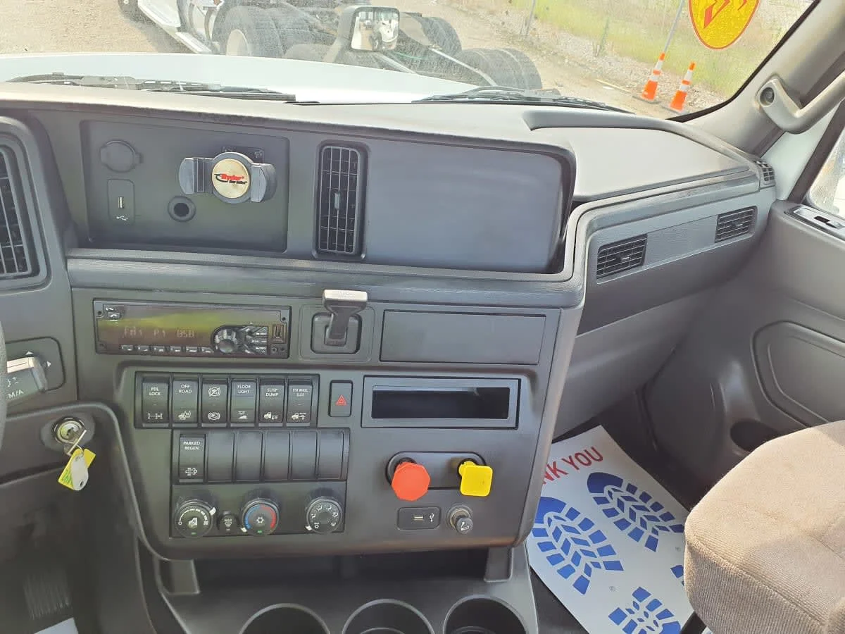 2018 International LT - image 14