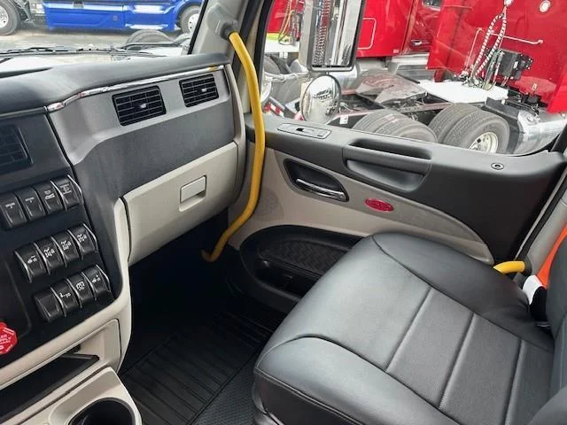 2027 Peterbilt 589 - image 15