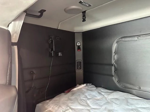 2027 Peterbilt 589 - image 16