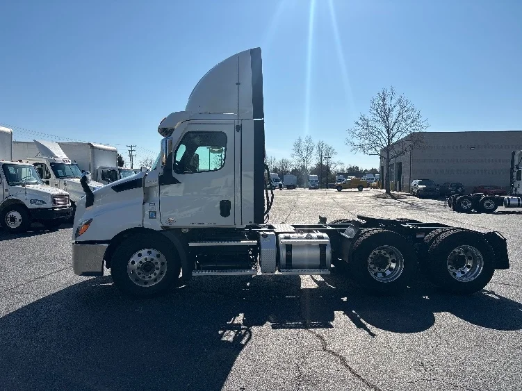 2021 Freightliner Cascadia - image 4