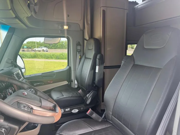 2026 Peterbilt 579 - image 14