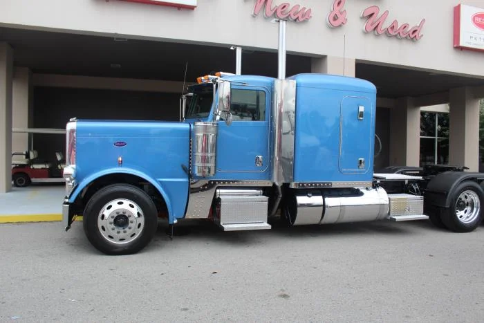 2023 Peterbilt 389 — photo 4