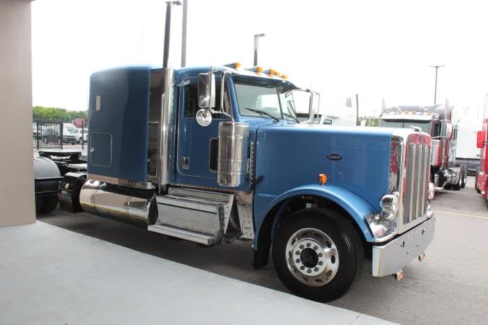 2023 Peterbilt 389 — photo 8