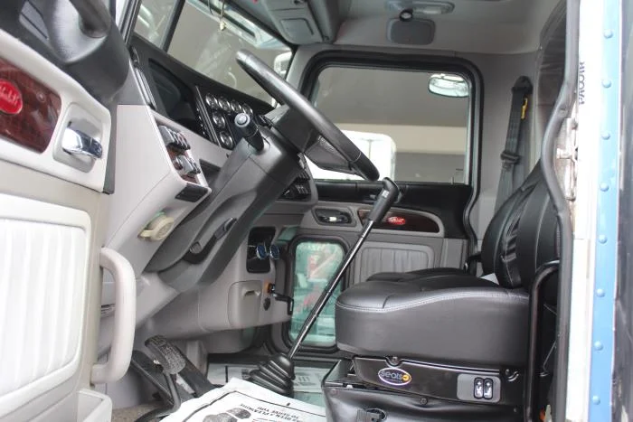 2023 Peterbilt 389 — photo 9