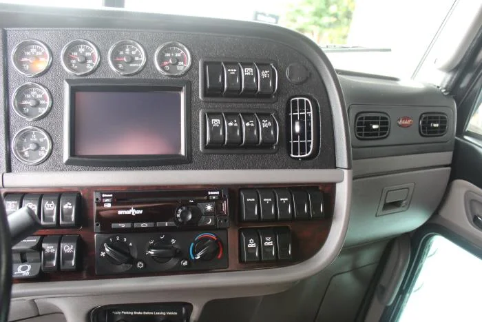 2023 Peterbilt 389 — photo 13