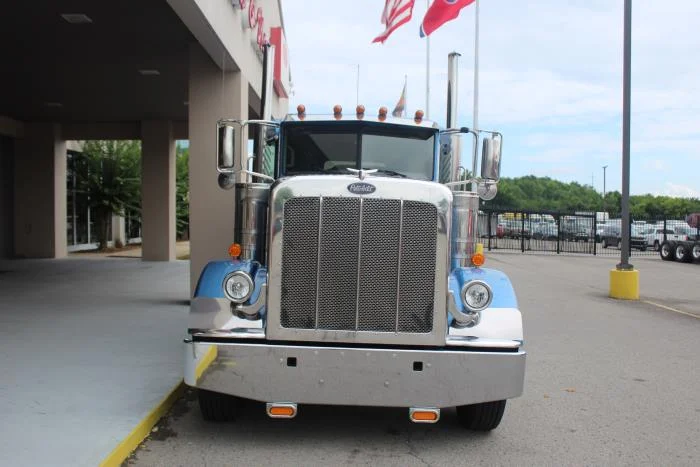 2023 Peterbilt 389 — photo 3