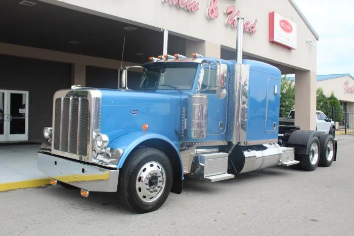 2023 Peterbilt 389 — photo 2