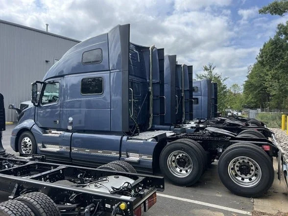 2025 Volvo VNL 860 in Gainesville, VA — photo 8