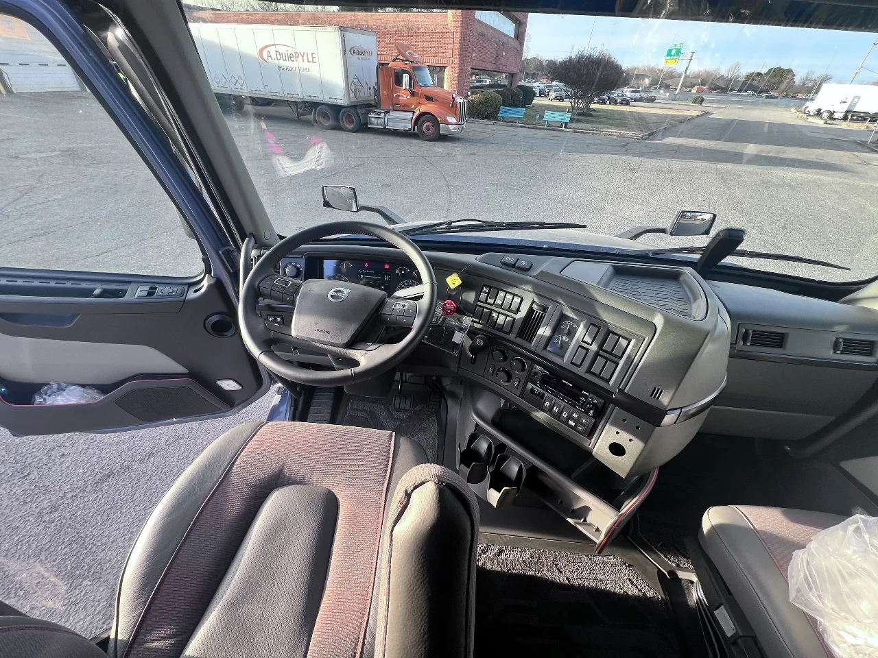 2025 Volvo VNL 860 in Gainesville, VA — photo 14
