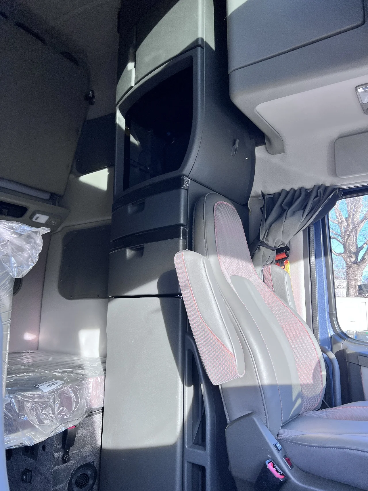 2025 Volvo VNL 860 in Gainesville, VA — photo 23