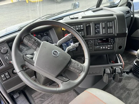 2025 Volvo VNL 860 in Gainesville, VA — photo 10