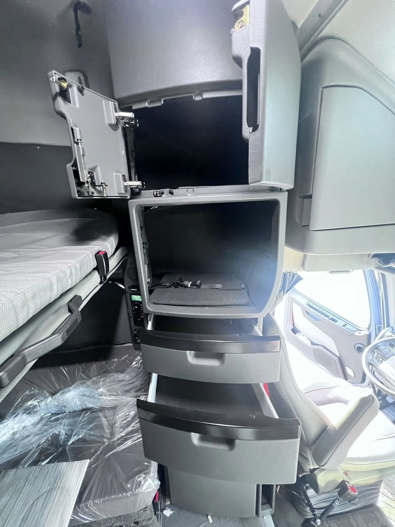 2025 Volvo VNL 860 in Gainesville, VA — photo 13