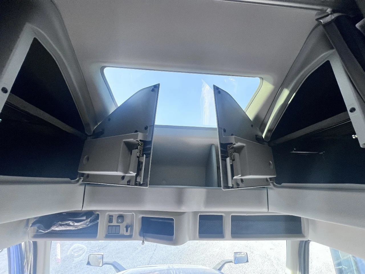 2025 Volvo VNL 860 in Gainesville, VA — photo 15