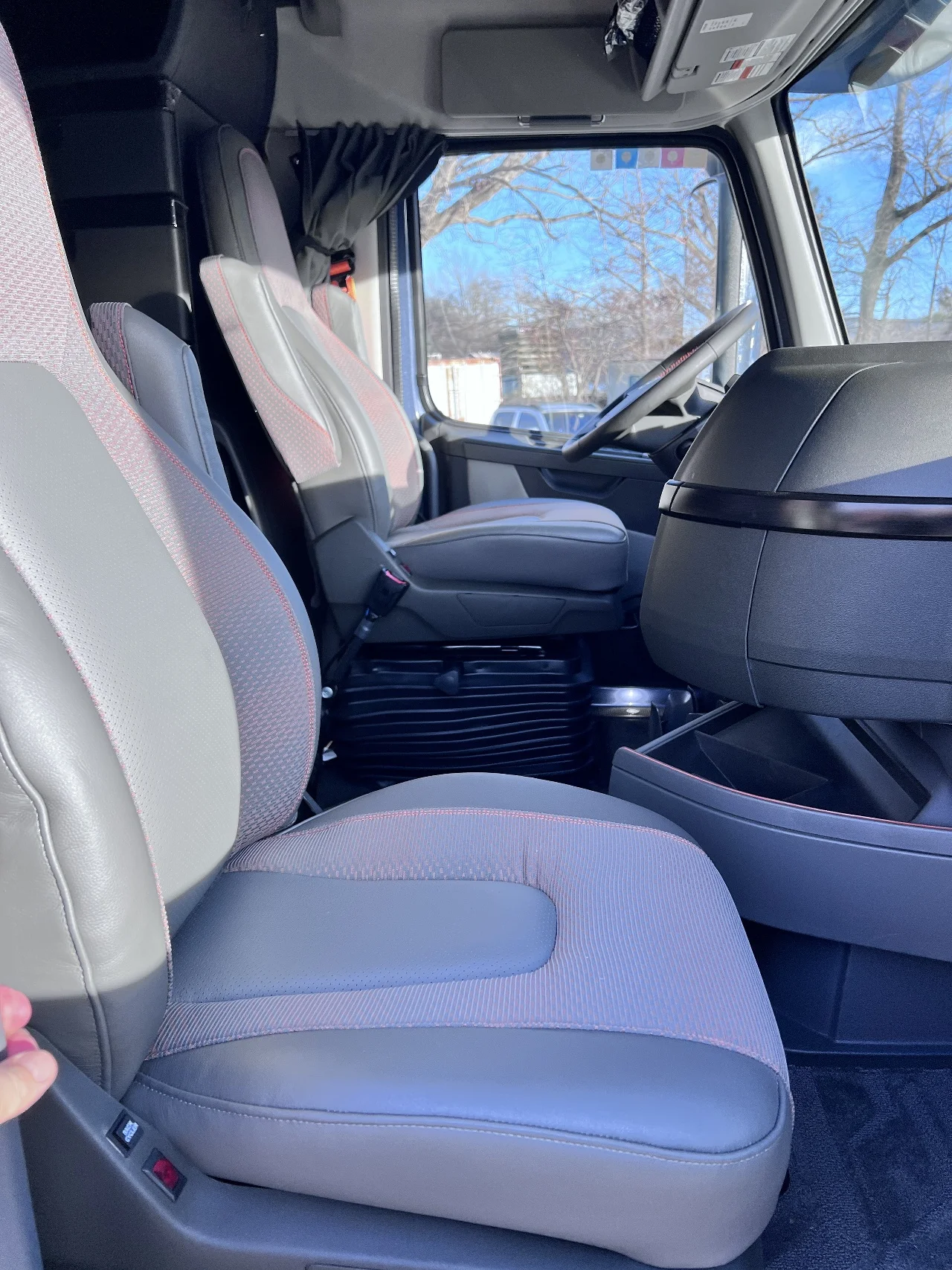 2025 Volvo VNL 860 in Gainesville, VA — photo 24